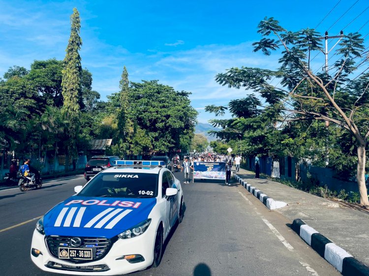 Satlantas Polres Sikka Polda NTT Kawal Jalan Sehat HUT ke-35 SMAS Bhaktyarsa