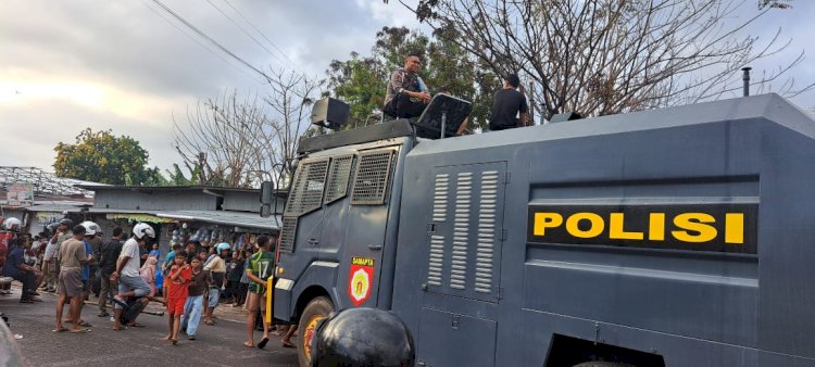 Polres Sikka Polda NTT Kerahkan Water Cannon Padamkan Kebakaran di Kota Uneng