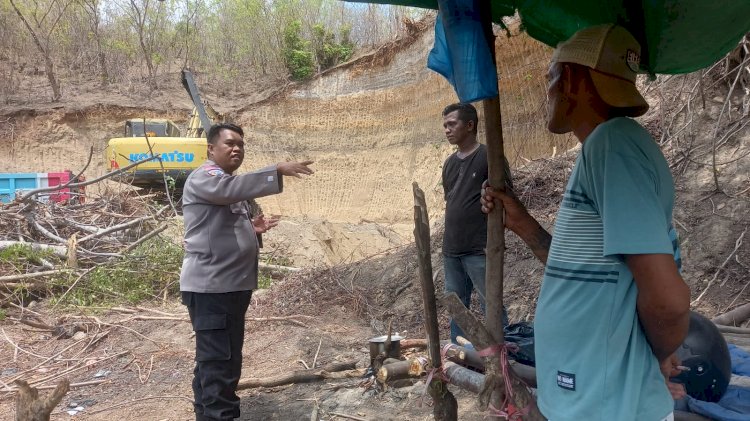 Patroli Dialogis di Jalan Kolembeke Kabupaten Sikka, Bhabinkamtibmas Ajak Pekerja Galian C Utamakan Keselamatan”