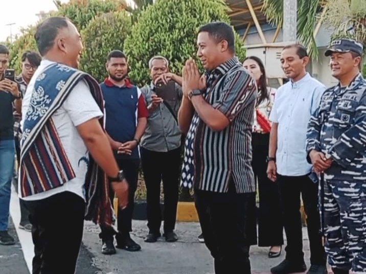 Selendang Tenun dan Senyum Hangat Sambut Kajari Baru di Tanah Sikka