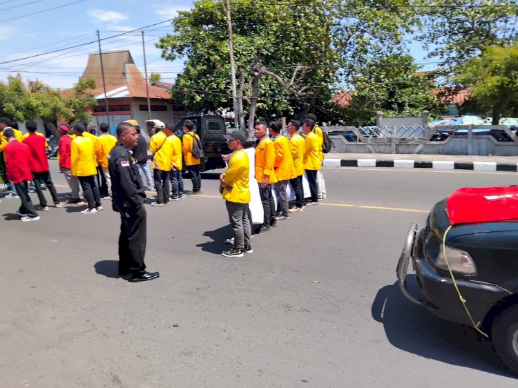 Suara Rakyat Menggema di Halaman Kantor Bupati Sikka: GMNI dan BEM Ledalero Desak Solusi Nyata