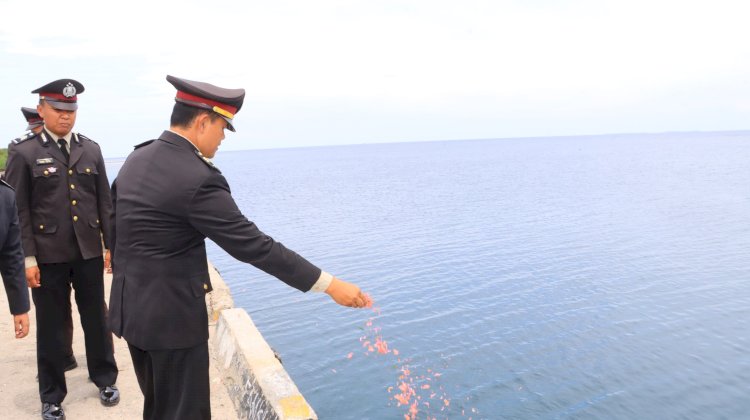 Laut Maumere Bersaksi, Polres Sikka Polda NTT Tabur Bunga Kenang Jasa Pahlawan