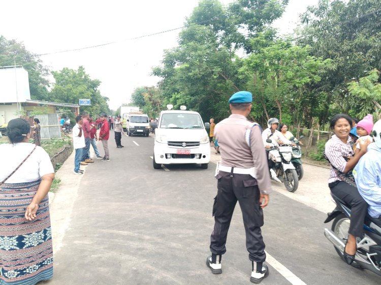 Wujud Pelayanan Presisi, Polsek Kewapante Polres Sikka Polda NTT Amankan Prosesi Tahbisan Imam Baru