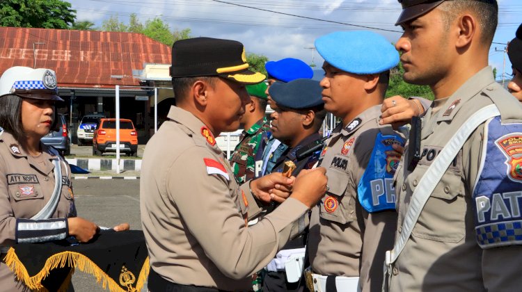 Pita Operasi Zebra Turangga 2025 Dikenakan Polres Sikka Polda NTT Komit Turunkan Fatalitas Kecelakaan Jalan Raya