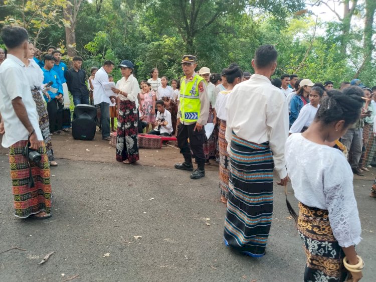 Pengamanan Humanis Polres Sikka Polda NTT, Kirab Salib NYD dari Watubala ke Hale Hebing Tanpa Kendala