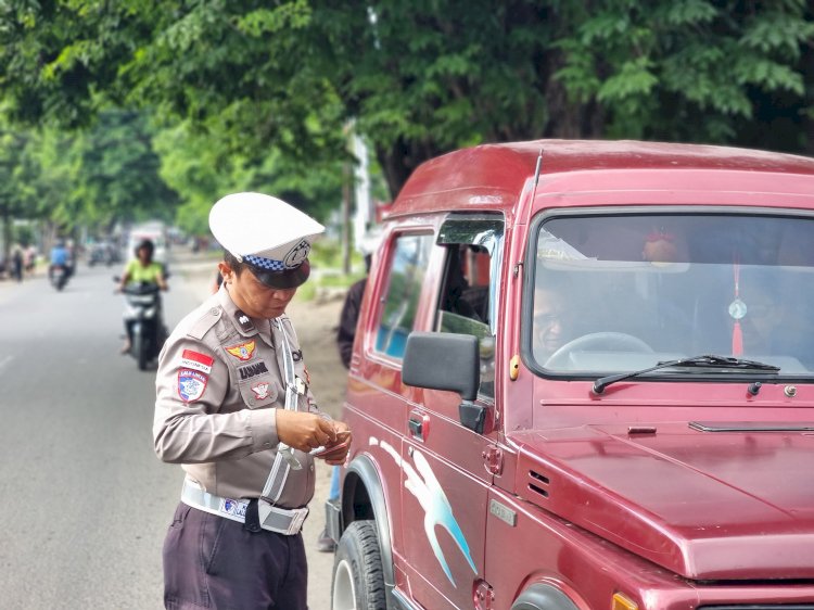 Satlantas Polres Sikka Polda NTT Gelar Himbauan dan Penertiban Kendaraan dalam Operasi Zebra Turangga 2025