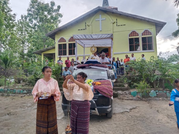 Paroki Muda, Iman Kokoh: Perarakan Sakramen Maha Kudus Warnai HUT ke-4 Wolonmaget