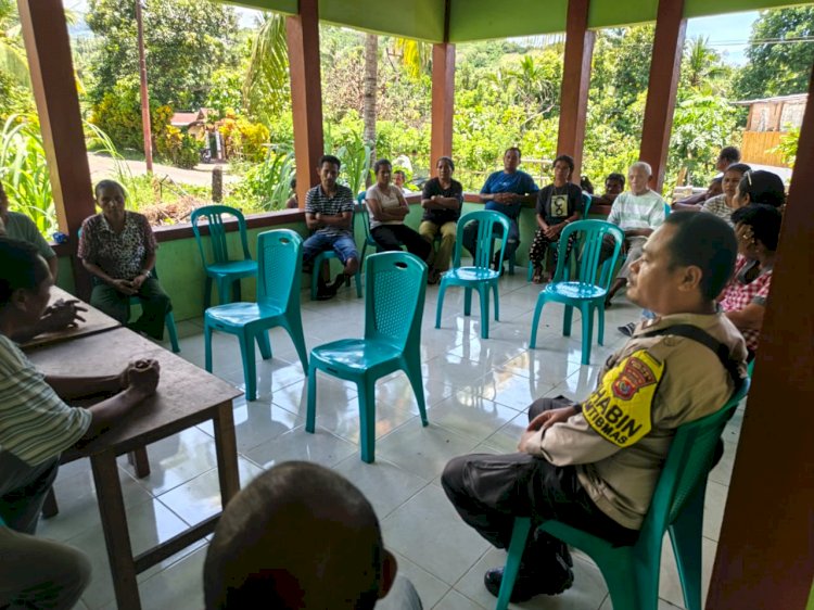 Bhabinkamtibmas  Polsek Lela Polres Sikka Redam Kisruh Pencemaran Nama Baik di Medsos, Warga Pilih Damai