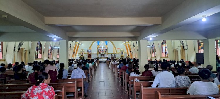 Umat Tenang Beribadah, Polres Sikka Polda NTT Siaga Amankan Misa Sore di Sejumlah Gereja Maumere