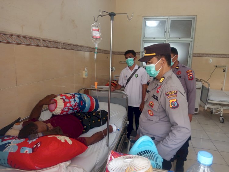 Tak Dibiarkan Berjuang Sendiri, Personel Polres Sikka yang Sakit Dikunjungi dan Dikuatkan