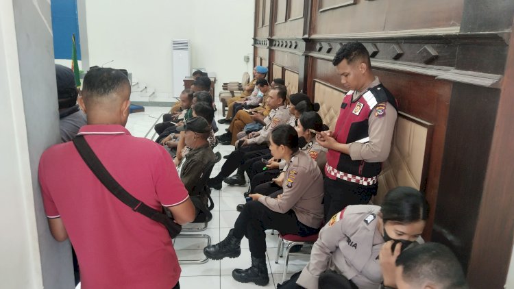 Pengamanan Ketat Polres Sikka Polda NTT Warnai Audiensi Penutupan Pasar Wuring