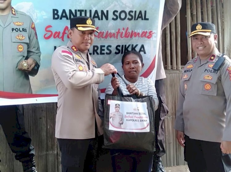 Menembus Ombak ke Pulau Palue, Kapolres Sikka Tinjau Rumah Dinas Polri dan Ulurkan Bansos Untuk Warga