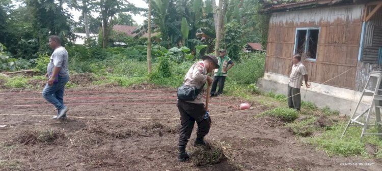“Ketahanan Pangan Desa Lela Kabupaten Sikka Dimulai, Bhabinkamtibmas Dampingi Penanaman Jagung Perdana”