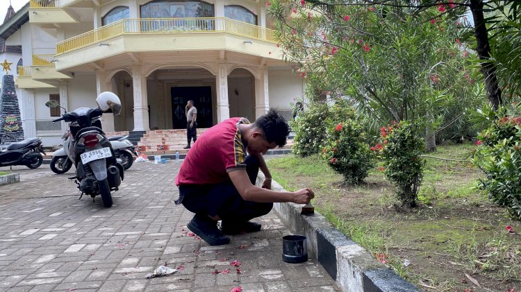 Tak Sekadar Jaga Kamtibmas, Sat Samapta Polres Sikka Turun Tangan Percantik Gereja Jelang Natal 2026