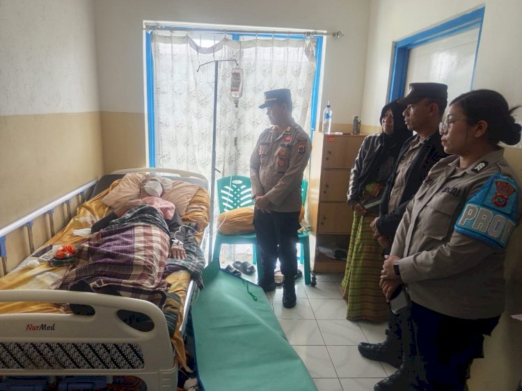 Wujud Nyata Kepedulian Pimpinan, Polres Sikka Polda NTT Lakukan Hospital dan Home Visit Anggota