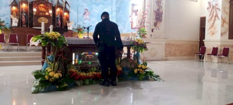 Tim Jihandak Sat Brimobda Polda NTT Sterilisasi Dua Gereja Besar di Maumere, Pastikan Ibadah Malam Tahun Baru Berjalan Aman dan Kondusif