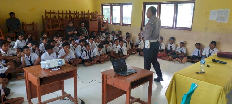 Edukasi Sejak Bangku Sekolah, Sat Lantas Polres Sikka Polda NTT Bangun Budaya Kamseltibcarlantas