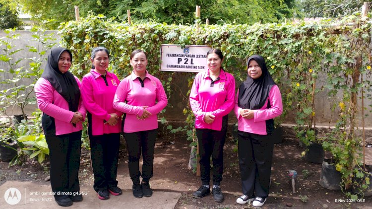 Bhayangkari Polsek Alok Polres Sikka Polda NTT Aktif Berdayakan dan Kembangkan Program Pekarangan Pangan Lestari di Lingkungan Polsek Alok.