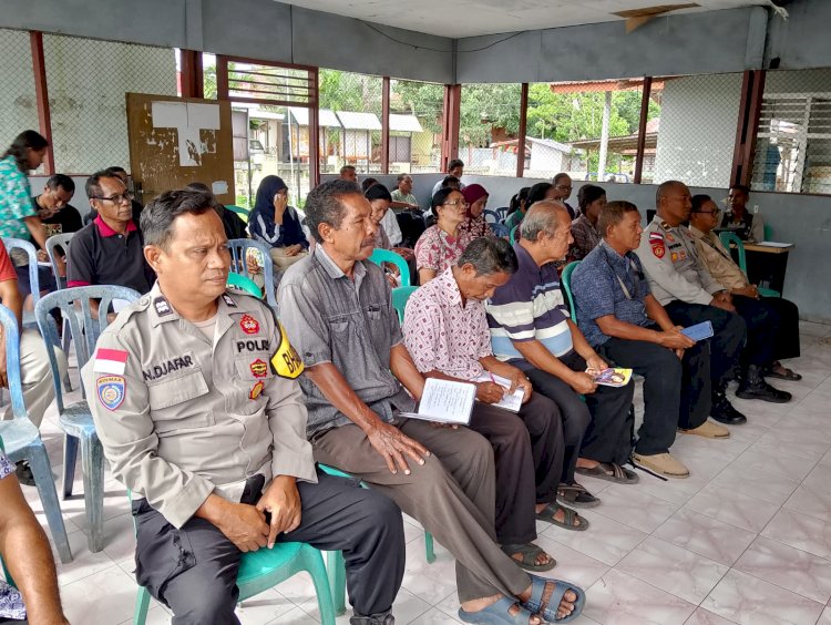 Dari Aula Kelurahan Beru Sikka, Bhabinkamtibmas Tegaskan Komitmen Kawal Pembangunan Berbasis Aspirasi