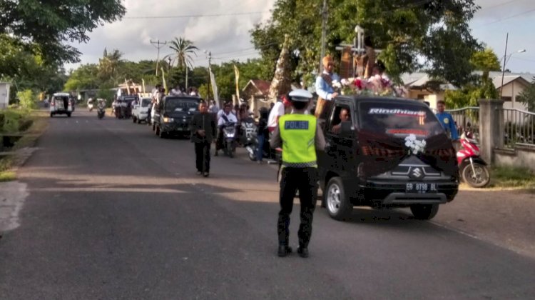Ribuan Umat Ikuti Kirab Salib NYD, Polres Sikka Polda NTT Hadir Jaga Ketertiban dan Keselamatan
