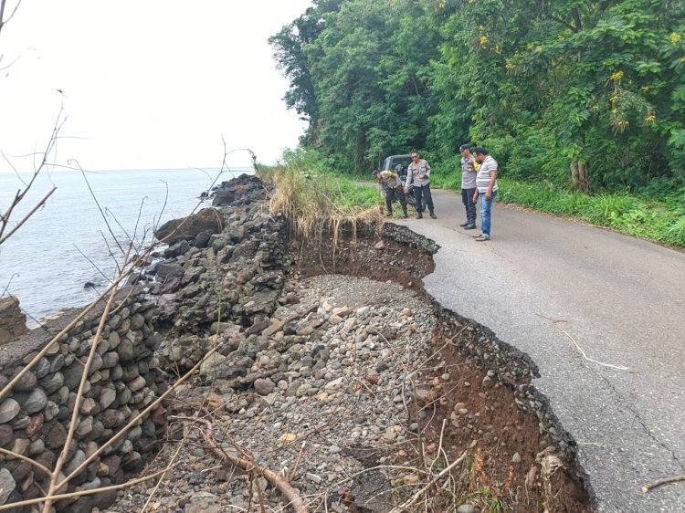 Akses Pantura di Talibura Rawan Putus, Kapolsek Waigete Lakukan Pengecekan Lapangan