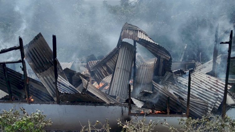 “Tragedi Heopuat Sikka: ODGJ Bakar Rumahnya Sendiri, Warga Terpaku Tak Berani Dekat”