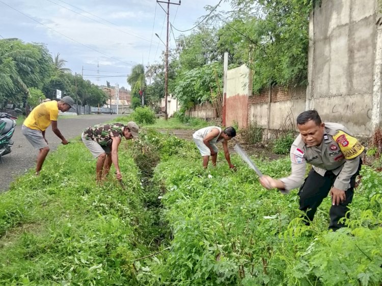 Sinergi Polri dan Warga Menguat, Bhabinkamtibmas Polsek Alok Polres Sikka Gelar Kerja Bakti