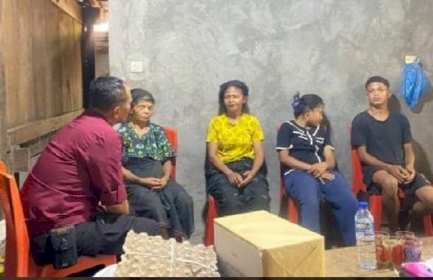 Sentuhan Humanis Biro SDM Polda NTT: Berikan Pendampingan Psikologis dan Penguatan Mental bagi Keluarga Korban di Ngada