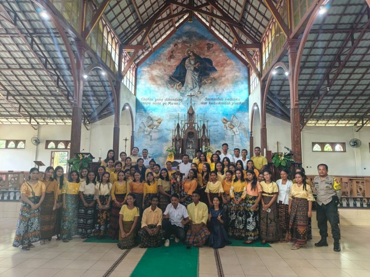 Patroli “Minggu Kasih” Polsek Lela Polres Sikka Amankan Misa Pentahtaan Salib NYD, Ribuan Umat Beribadah dengan Khidmat dan Aman