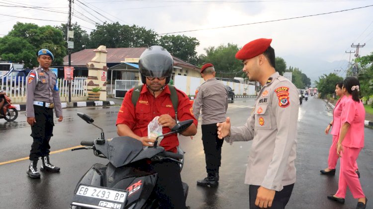 Berbagi di Ujung Senja, Polres Sikka Polda NTT Hadirkan Kepedulian Dengan Berbagi Takjil