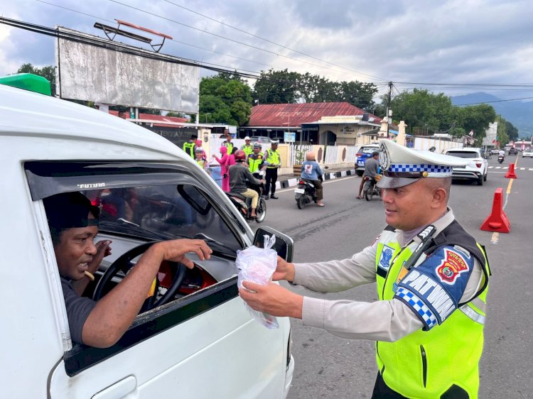 “Sentuhan Humanis di Senja Ramadhan: Satlantas Polres Sikka Membagi Takjil, Wujudkan Polri Presisi yang Humanis”