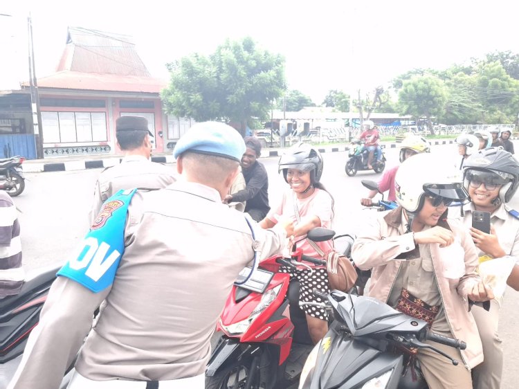 Sat Binmas Polres Sikka Polda NTT Tebar Kepedulian di Senja Ramadhan, Perkuat Kamtibmas Lewat Aksi Berbagi Takjil