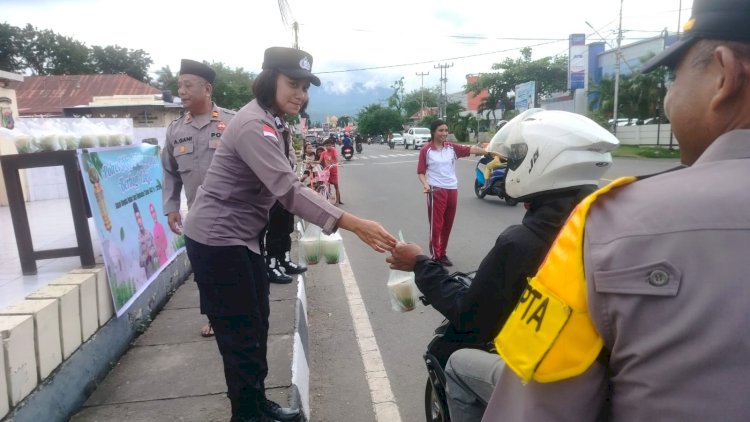 Menyapa di Ujung Sore, Sat Tahti Polres Sikka Polda NTT Bangun Kedekatan Lewat Takjil Ramadan