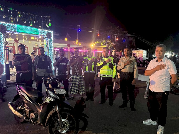 Saat Umat Bersujud, Polres Sikka Polda NTT Berdiri Mengawal: Tarawih dan Witir Aman di Sikka