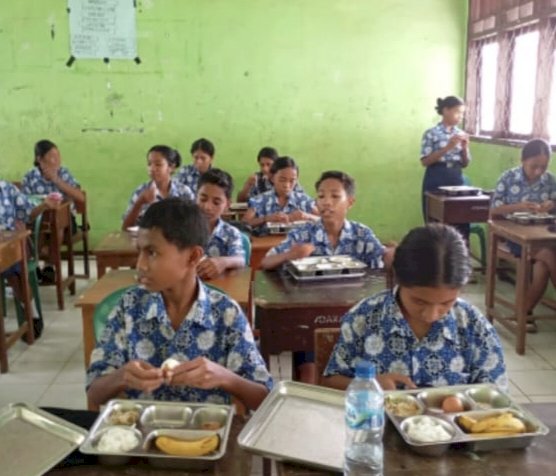 45.399 Porsi MBG Tersalurkan di Kabupaten Sikka, Distribusi Serentak di 16 SPPG Berjalan Aman dan Lancar