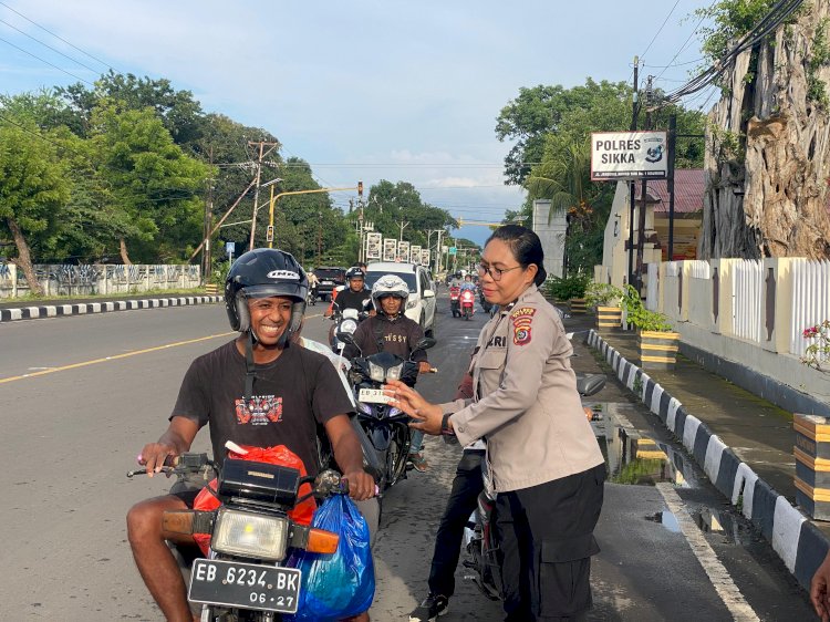 “Hangatnya Ramadan: Sidokes Polres Sikka Polda NTT Berbagi Tak’jil, Pererat Silaturahmi dengan Masyarakat”