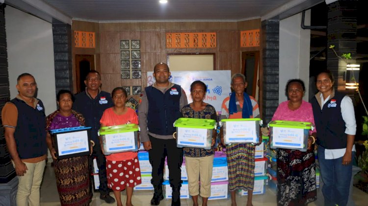 Di Balik Seragam, Ada Kepedulian: Polres Sikka Polda NTT Salurkan Bantuan Sosial untuk Warga Waigete