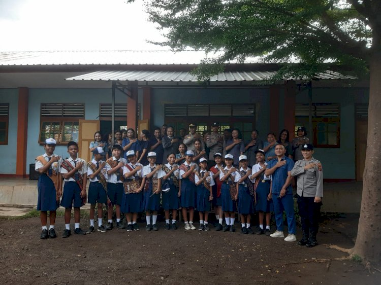 Dari Lapangan Upacara SMP Vivi Maumere, Polres Sikka Tanamkan Disiplin, Etika Bermedsos, dan Semangat Anti-Bullying