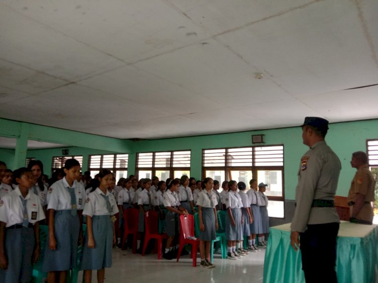 Bangun Generasi Berkarakter, Polsek Bola Polres Sikka Edukasi Pelajar SMA Negeri Bola tentang Bullying dan Kenakalan Remaja