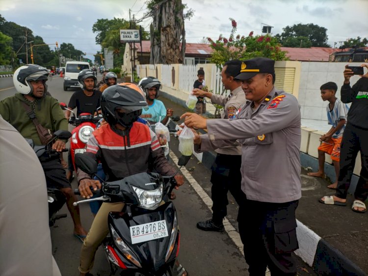 Sentuhan Humanis Polres Sikka Polda NTT di Bulan Ramadan, Unit Siwas Berbagi Tak’jil untuk Masyarakat