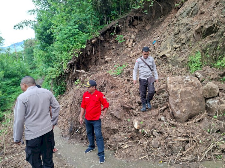 Sigap Tanggap Bencana, Jajaran Polres Sikka Polda NTT Pantau Langsung Longsor yang Mengisolasi Desa Poma