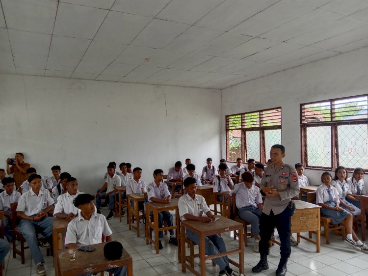 Bangun Generasi Sadar Hukum, Sat Binmas Polres Sikka Sosialisasikan Kamtibmas di SMAS PGRI