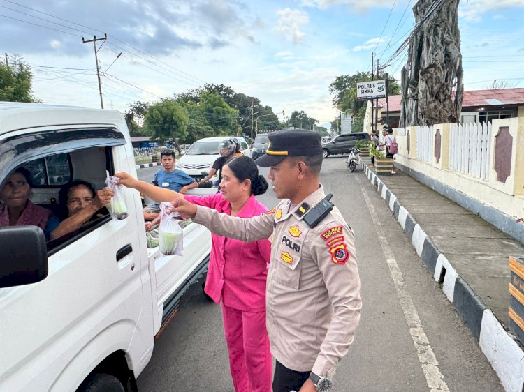 Berbagi Berkah Ramadhan, Bag SDM Polres Sikka Tebar 100 Paket Takjil bagi Pengguna Jalan