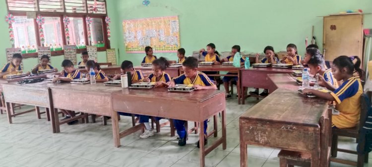 Ribuan Pelajar Terima Makan Bergizi Gratis, Jajaran Polres Sikka Lakukan Monitoring Lapangan
