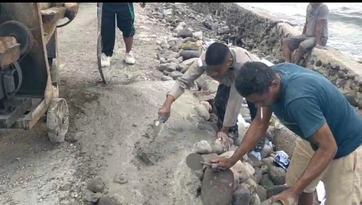 Abrasi Rusak Akses Warga, Jajaran Polres Sikka dan Masyarakat Palue Turun Tangan Perbaiki Jalan