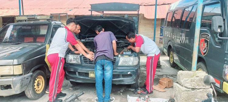 Personel  Bagian Logistik Polres Sikka Polda NTT Rurin Laksanakan Perawatan Kendaraan Dinas Polri