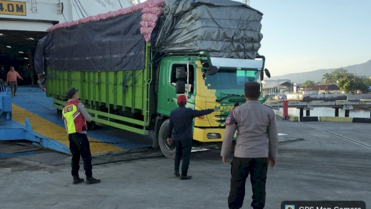 Arus Penumpang dan Logistik Mengalir, Aparat Pastikan Kedatangan KM Dharma Rucitra VII Aman