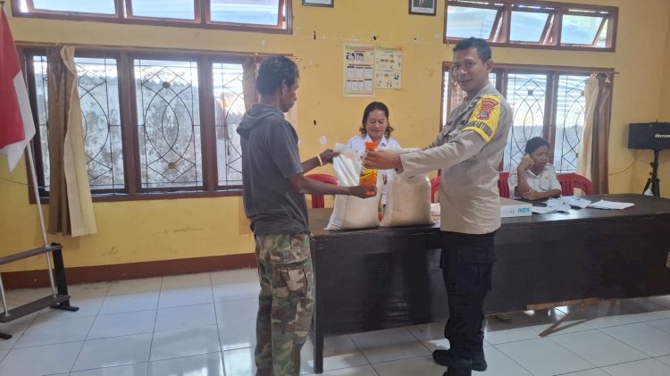 Pastikan Transparan, Bhabinkamtibmas Polsek Alok Polres Sikka Awasi Langsung Pembagian Bantuan di Alok Timur