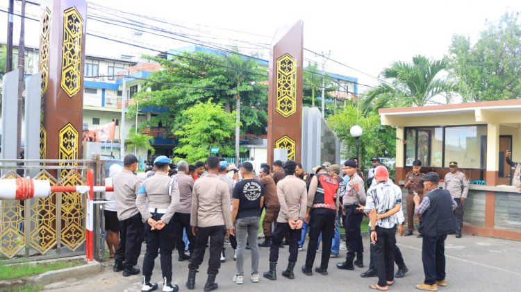“Pengamanan Humanis Polres Sikka, Aksi GMNI Berlangsung Tajam Namun Tetap Terkendali”