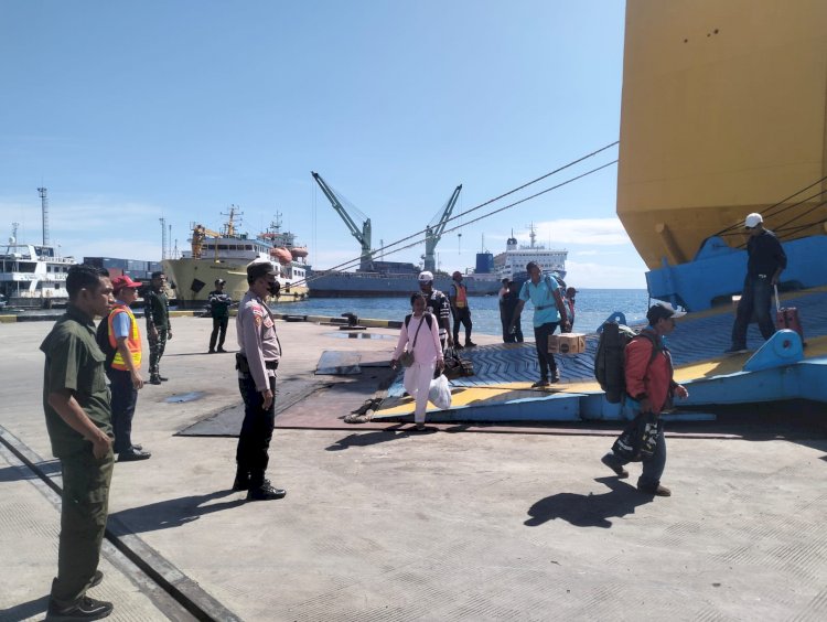 Pengamanan Ketat Iringi Kedatangan KM Dharma Rucitra VII di Maumere, Ratusan Penumpang Tiba dengan Aman